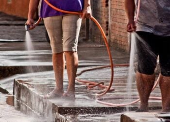 Câmara de Goiânia vota proibição de uso de água tratada para lavar carros e calçadas