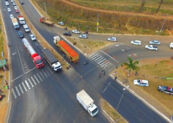 Caminhão fura sinal vermelho e atropela dois motociclistas na Perimetral Norte, em Goiânia
