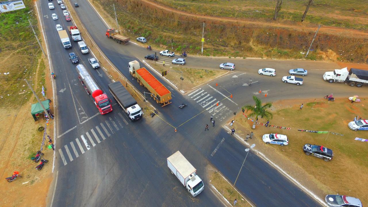 Caminhão fura sinal vermelho e atropela dois motociclistas na Perimetral Norte, em Goiânia