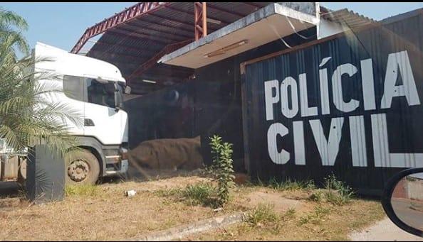 Caminhão roubado carregado com mais de 5 mil caixas de cachaça é recuperado pela polícia