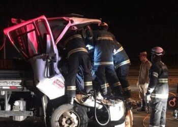 Caminhoneiro fica preso às ferragens após acidente na GO-070, em Goiânia