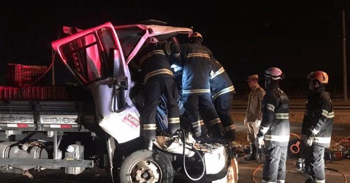 Caminhoneiro fica preso às ferragens após acidente na GO-070, em Goiânia