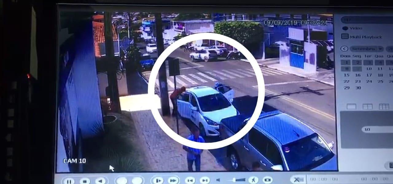 Criminosos abordam carro e roubam malote com mais de R$ 20 mil, em Mineiros