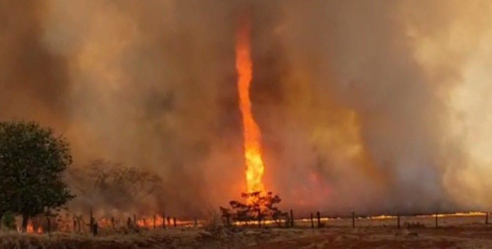 Em 2 dias, 2 'redemoinhos de fogo' são registrados em Santa Helena de Goiás