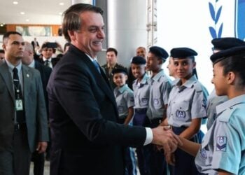 Governo quer 216 escolas cívico-militares e Bolsonaro defende imposição do modelo