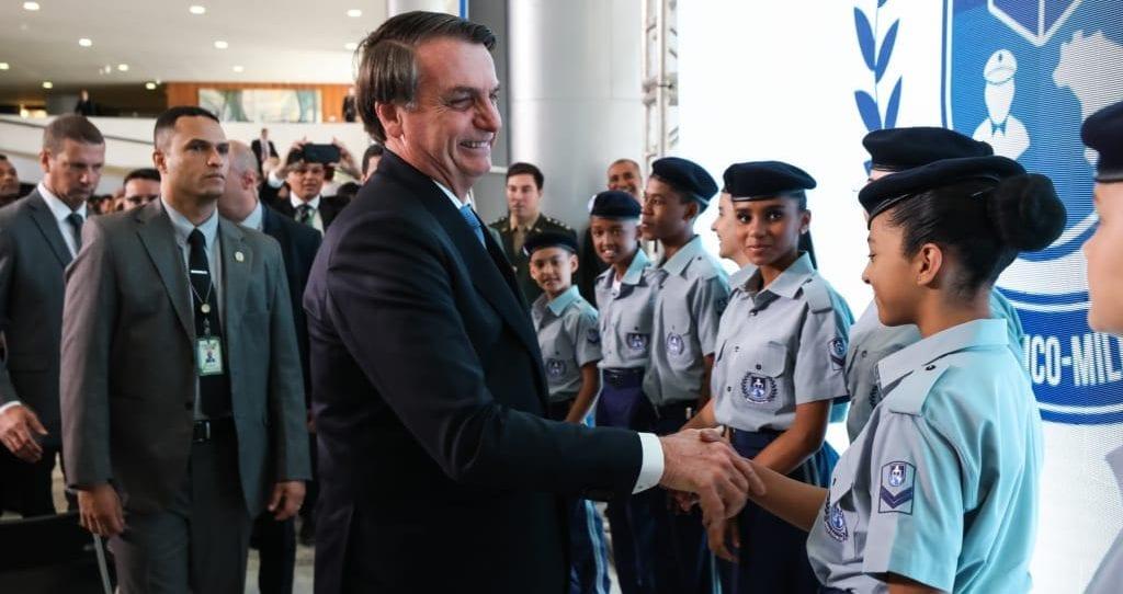 Governo quer 216 escolas cívico-militares e Bolsonaro defende imposição do modelo