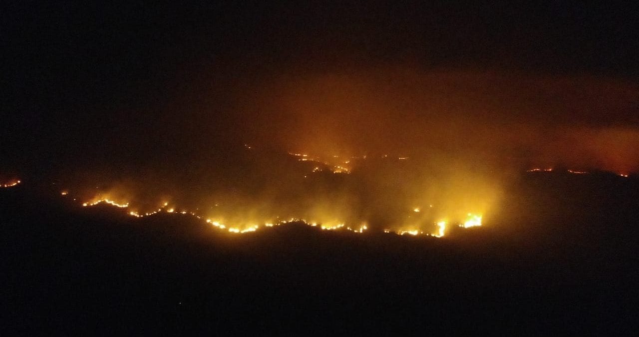 Grande incêndio atinge vegetação na Chapada dos Veadeiros
