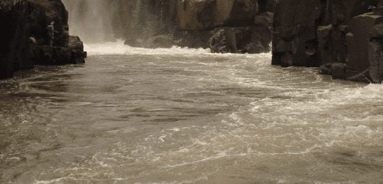 Homem morre afogado após escorregar e cair em rio, em Jataí