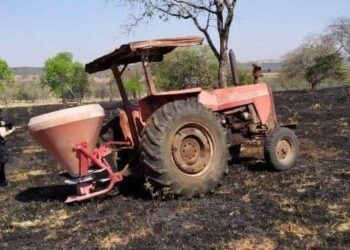 Idoso de 70 anos é achado morto debaixo de trator após incêndio em fazenda