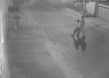 Imagens mostram autor de estupros em Aparecida de Goiânia levando vítima para lote baldio
