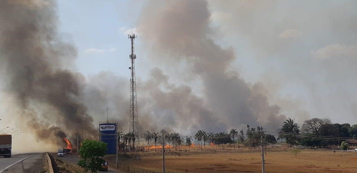Incêndio interdita BR-153 em Itumbiara