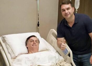 'Logo estarei de volta', diz Bolsonaro após cirurgia