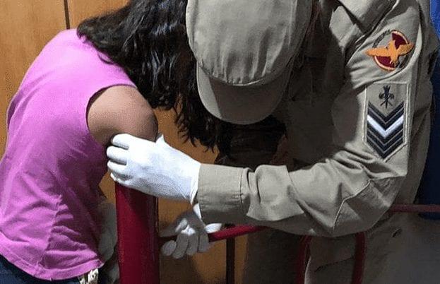 Menina fica com braço preso em cama ao tentar pegar boneca, em Rio Verde