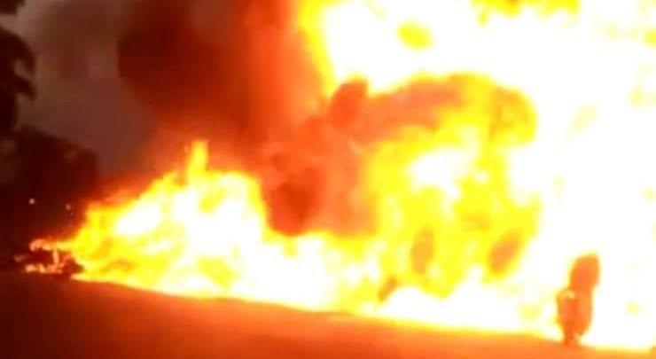 Motocicleta explode após batida e deixa dois feridos em Anápolis; veja vídeo
