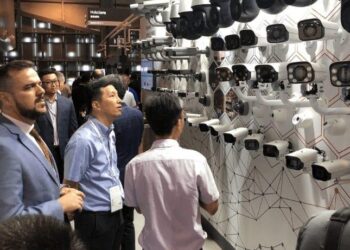 Na China, Gustavo Mendanha conhece câmeras de videomonitoramento que serão implantadas em Aparecida de Goiânia