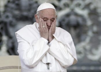Papa foi resgatado por bombeiros após ficar 25 minutos preso em elevador