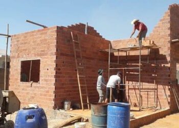 PMs de folga fazem mutirão para construir casa de família, em Goianésia