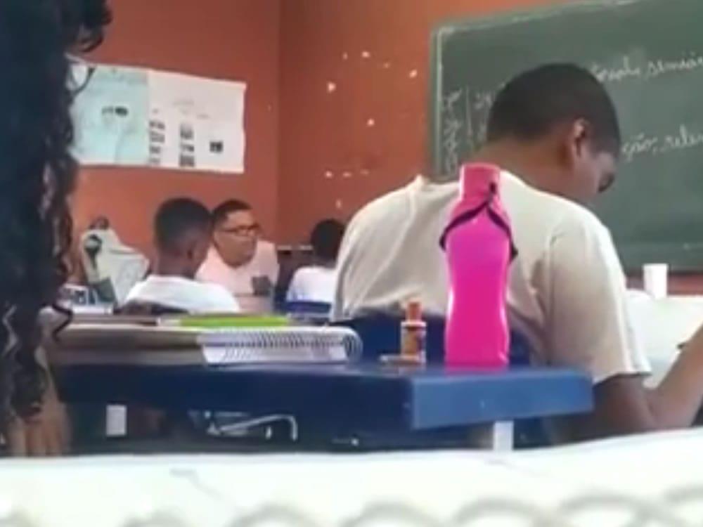 Professor é flagrado agredindo aluno dentro da sala de aula; veja vídeo