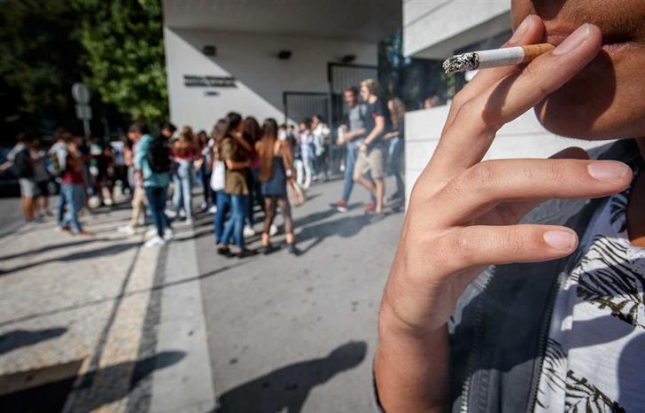 Projeto proíbe fumar cigarros e narguilés em espaços públicos, em Goiânia