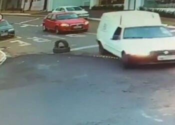 Vídeo flagra motorista e passageiro vandalizando rua recém-recapeada em Jataí