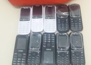 Vigilante temporário é preso acusado de entregar celulares a detentos