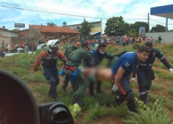 Acidente entre moto e caminhão deixa um ferido grave, em Aparecida de Goiânia
