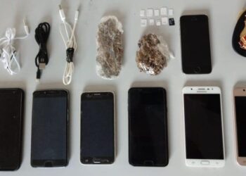 Agentes encontram 7 celulares escondidos em cano de presídio, em Pires do Rio