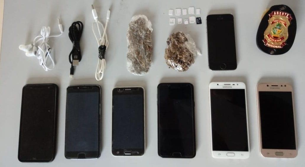 Agentes encontram 7 celulares escondidos em cano de presídio, em Pires do Rio