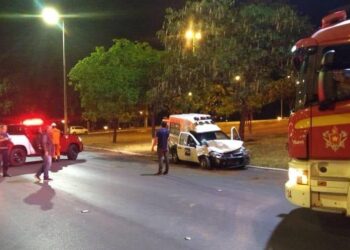 Ambulância com homem esfaqueado bate em carro e deixa mais 5 feridos