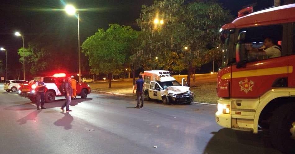 Ambulância com homem esfaqueado bate em carro e deixa mais 5 feridos