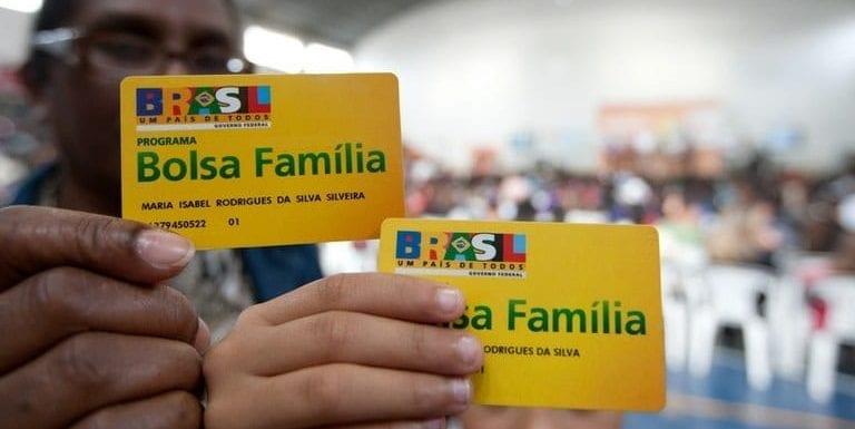 Bolsonaro assina MP que concede 13º pagamento do Bolsa Família