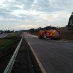 Caminhão derrama descarte de abate na GO-070 e provoca acidente, em Itauçu