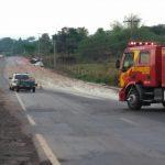 Caminhão derrama descarte de abate na GO-070 e provoca acidente, em Itauçu