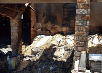 Casa em fazenda de Iporá fica destruída após incêndio