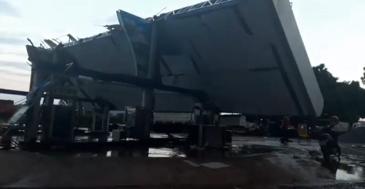 Chuva forte derruba teto de posto de combustíveis, em Uruaçu