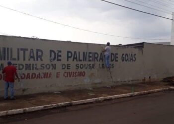 Detentos trabalham na manutenção de colégio, em Palmeiras de Goiás