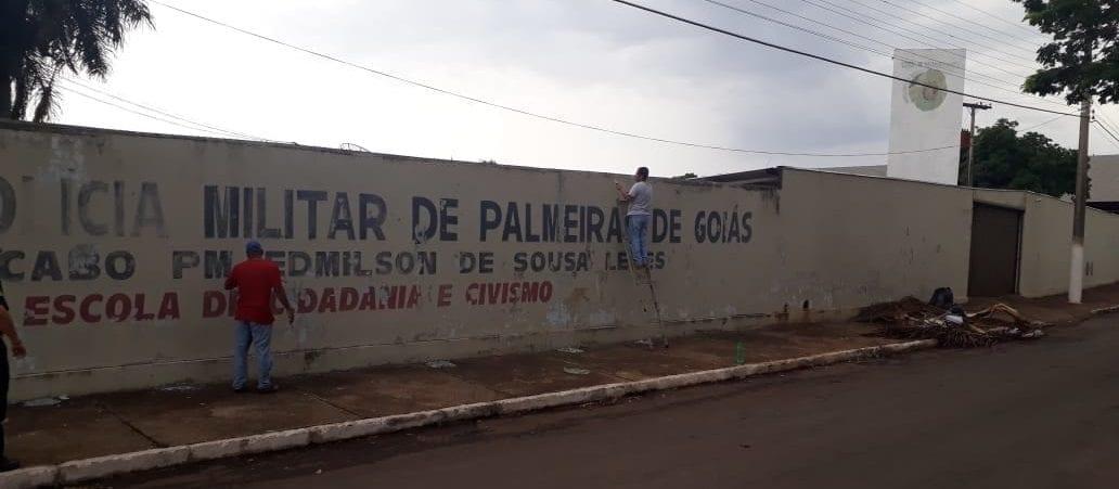 Detentos trabalham na manutenção de colégio, em Palmeiras de Goiás