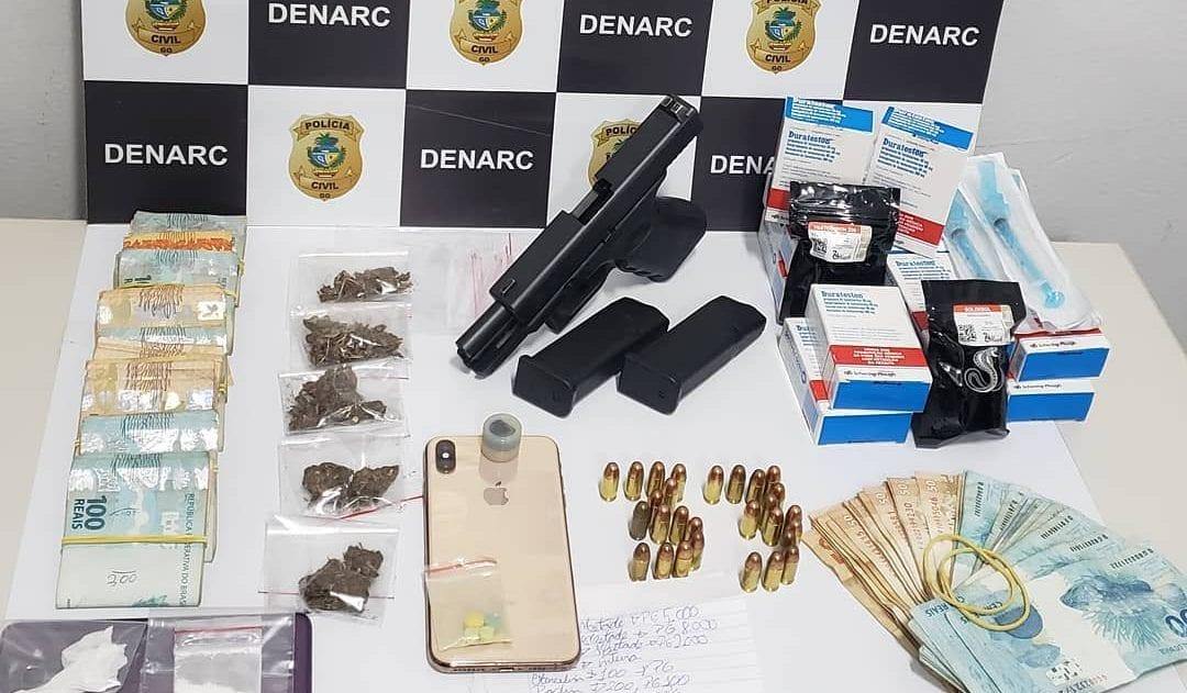 Dupla é presa com drogas, armas, anabolizantes e mais de R$ 12 mil, em Goiânia