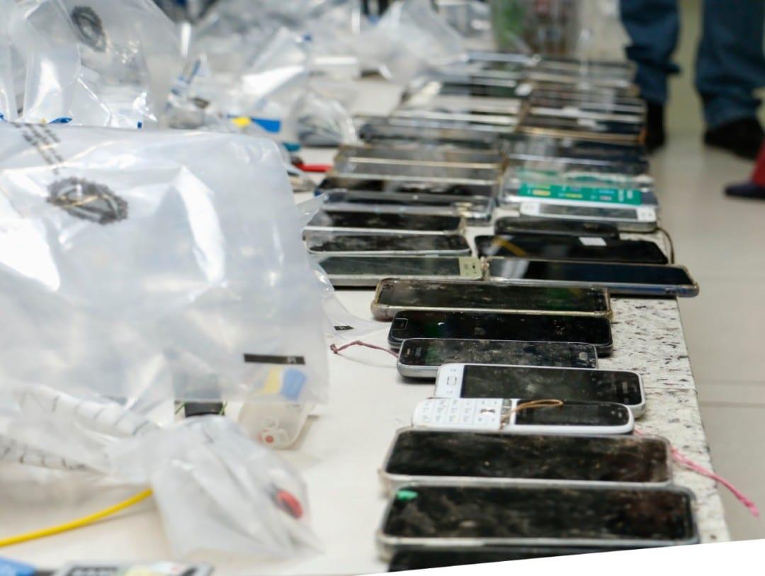 Durante varredura, mais de 200 celulares são apreendidos no presídio de Aparecida de Goiânia