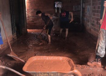 Forte chuva alaga casa no Setor Vale dos Sonhos, em Goiânia