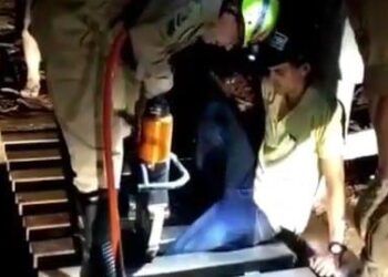 Homem cai em mata-burro e fica preso às ferragens, em Minaçu; veja vídeo