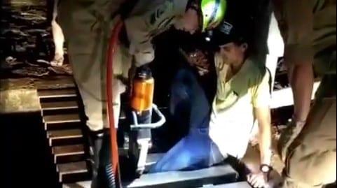 Homem cai em mata-burro e fica preso às ferragens, em Minaçu; veja vídeo