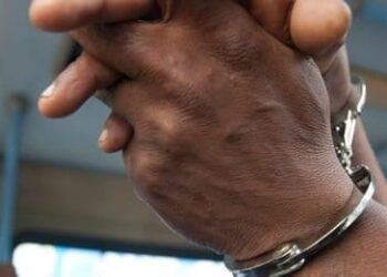 Homem é preso após pular muro para agredir ex-companheira, em Rio Verde