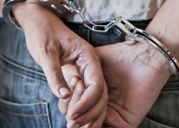Homem é preso após simular roubo em comércio, em Jataí