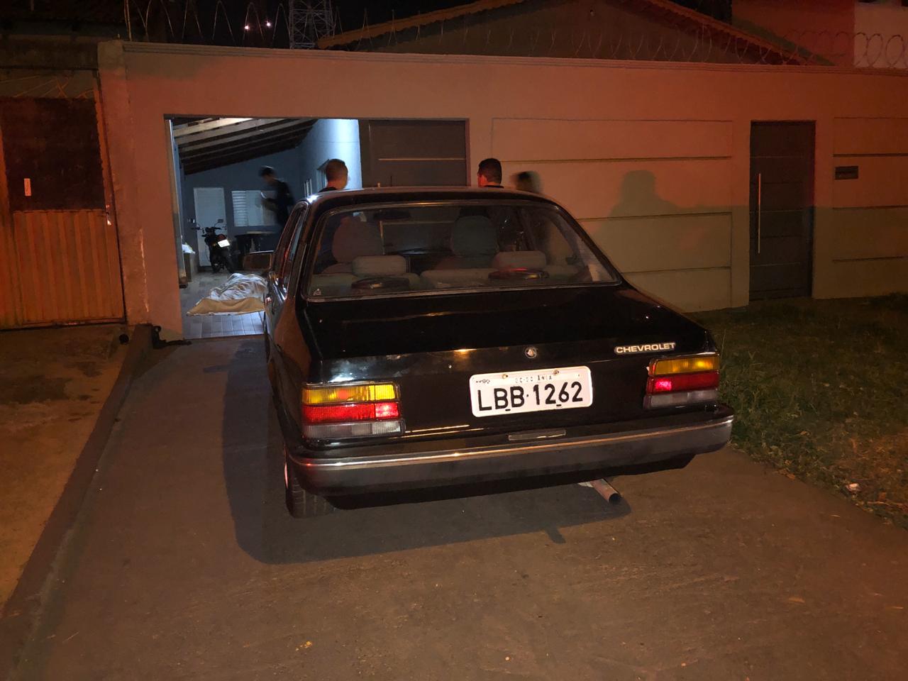 Homem morre ao ser prensado contra parede por porta do próprio carro, em Goiânia