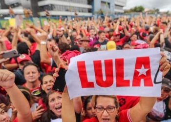 Justiça reduz multa do PT por desrespeito a acordo para vigília 'Lula Livre'