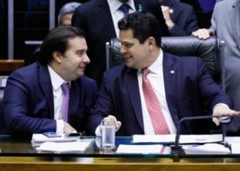 Maia e Alcolumbre não terão dificuldade de colocar MP em votação, diz Bolsonaro