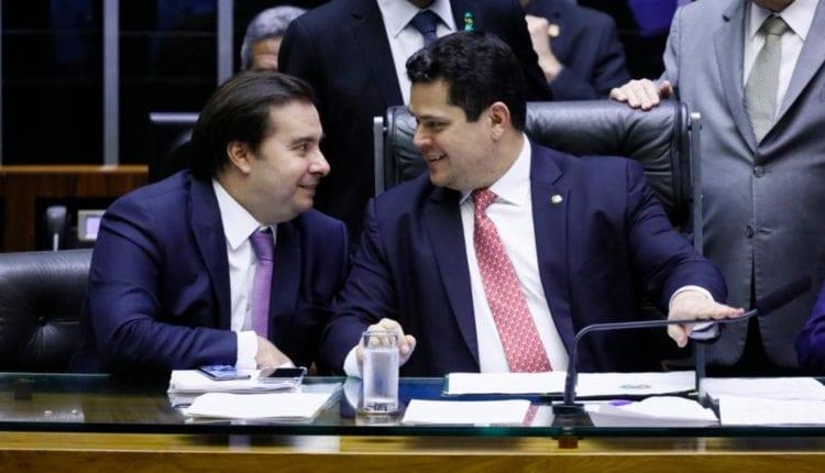 Maia e Alcolumbre não terão dificuldade de colocar MP em votação, diz Bolsonaro
