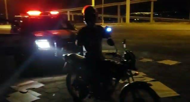 Motociclista é flagrando utilizando lanterna no lugar de farol, na BR-070; vídeo