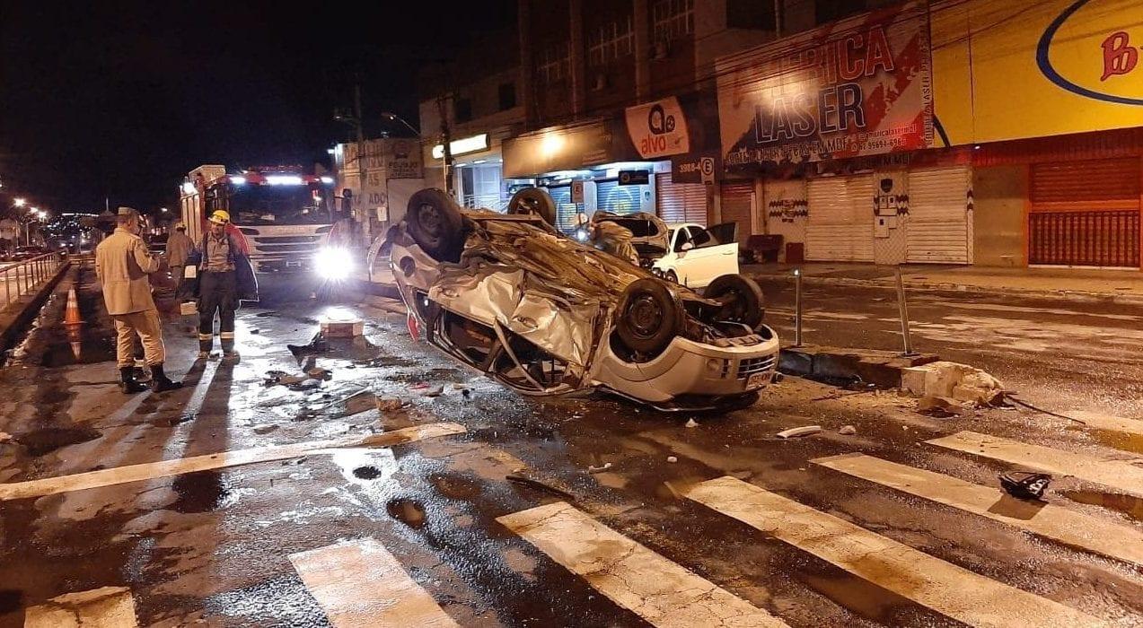 Motorista foge do local após batida na Avenida Anhanguera, em Goiânia